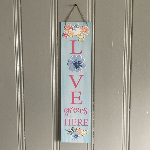 NWT Beautiful Blue & Pink Wooden- L🌸VE Grows Here- Vertical Floral Decor Sign - Picture 6 of 16